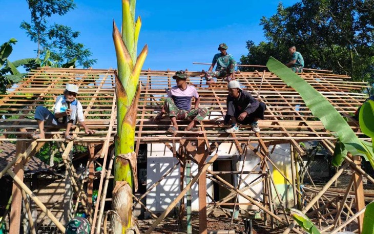 Pemasangan reng RTLH ibu Ety