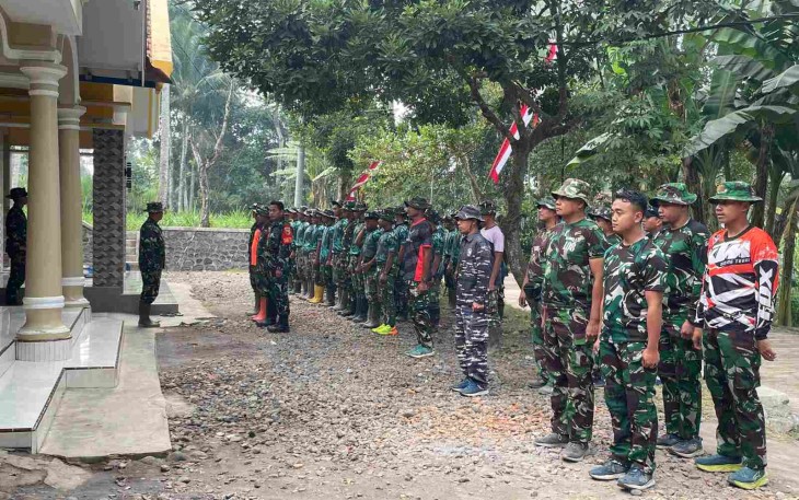 Apel pagi personel satgas TMMD ke-129 Kodim Lumajang