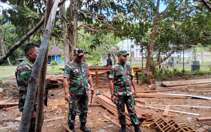 Ketua Tim Wasev Kol Inf Samba saat meninjau pelaksanaan program TMMD ke-129 di Kampung Sesor, Jum'at (24/7)