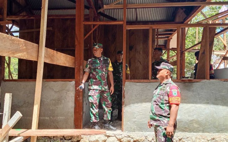 Ketua Tim Wasev Kol Inf Samba saat meninjau pelaksanaan program TMMD ke-129 di Kampung Sesor, Sabtu (25/7)