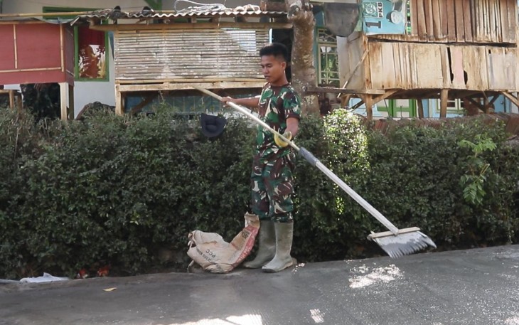 Prada Agus Nur Hidayat saat finishing rabat jalan