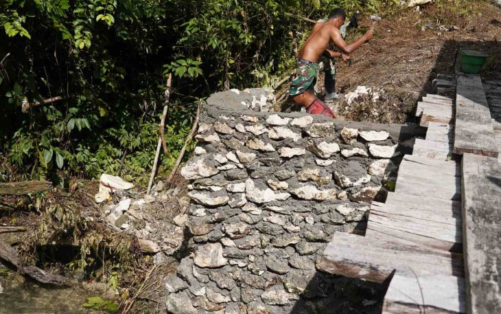 Pengerjaan pondasi jembatan di Kampung Sesor