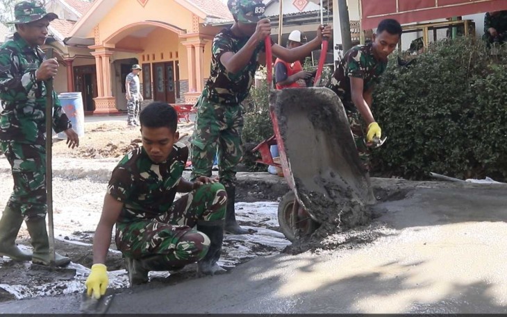 Finishing pengecoran rabat jalan
