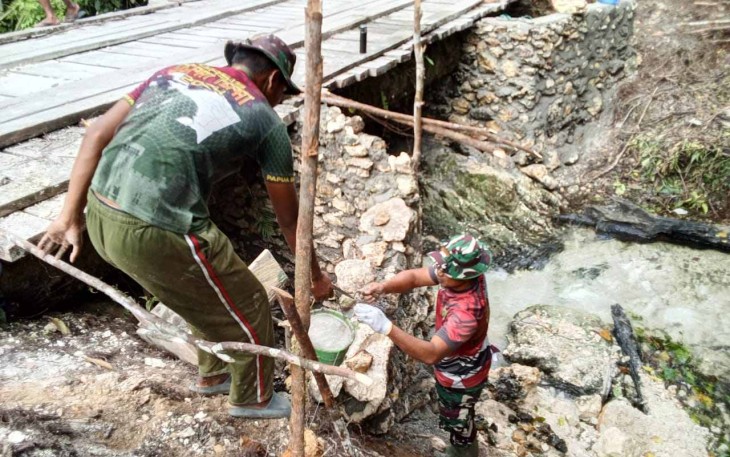 Pengerjaan rehab jembatan di Kampung Sesor
