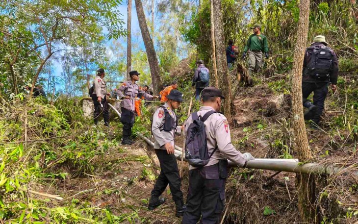 Anggota Polres Magetan saat mitigasi Karhutla di Kawasan hutan Cemorosewu