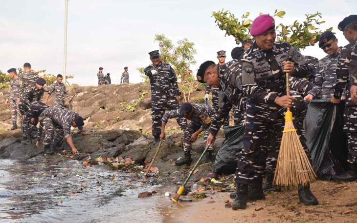 Aksi bersih pantai dan dermaga