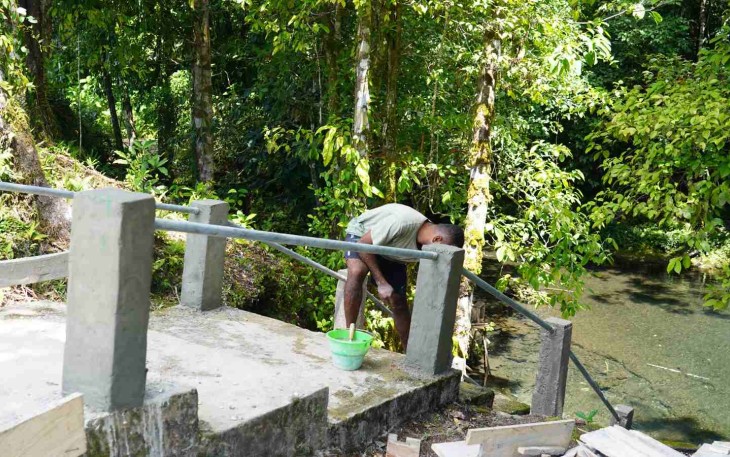 Benahi akses menuju air terjun di Kampung Sesor