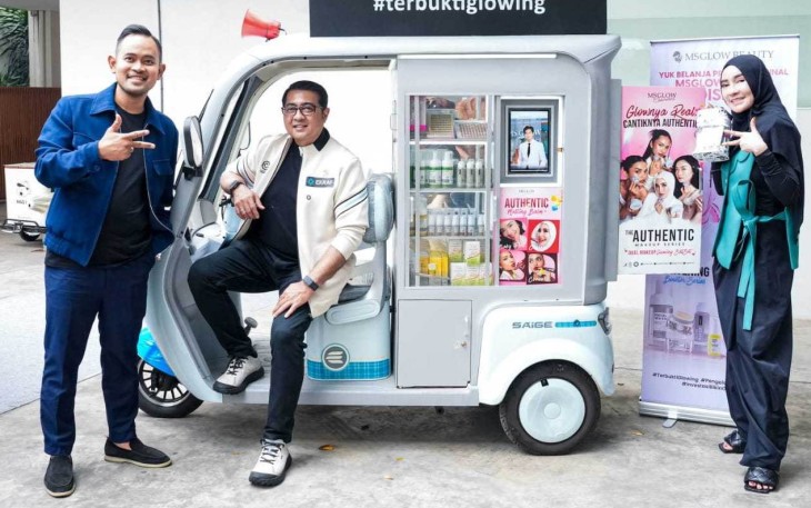 Menteri Ekonomi Kreatif/Kepala Badan Ekonomi Kreatif (Ekraf), Teuku Riefky Harsya (kanan), berbincang dengan pendiri MS Glow, Gilang Widya Pramana (kiri) dan Shandy Purnamasari (tengah), saat kunjungan kerja ke kantor MS Glow, Malang, Jawa Timur, Kamis (30/07/2026)