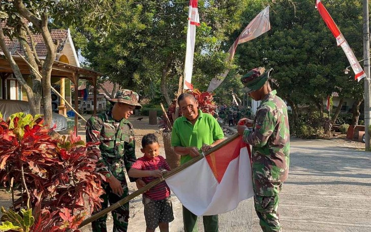 Pasang bendera merah putih sambut HUT Ke-81 Kemerdekaan RI