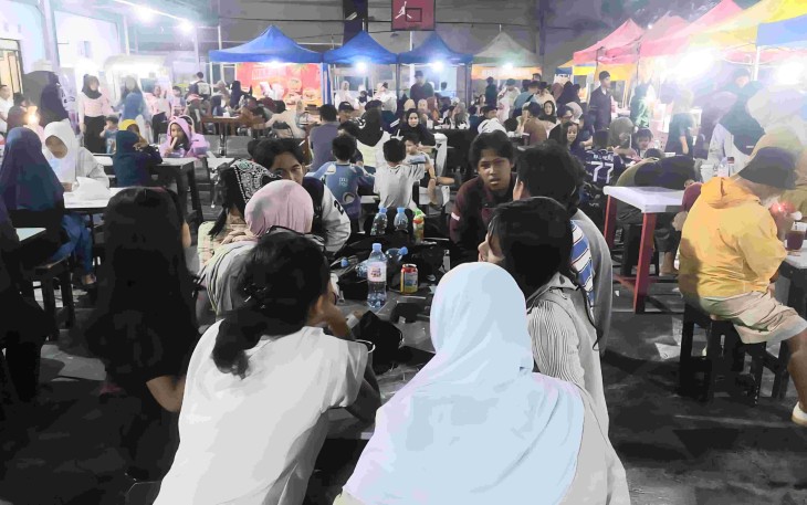 Pengunjung menikmati produk UMKM di halaman Marken RW 14, Desa Margahayu Selatan, Kabupaten Bandung, Sabtu (1/8)