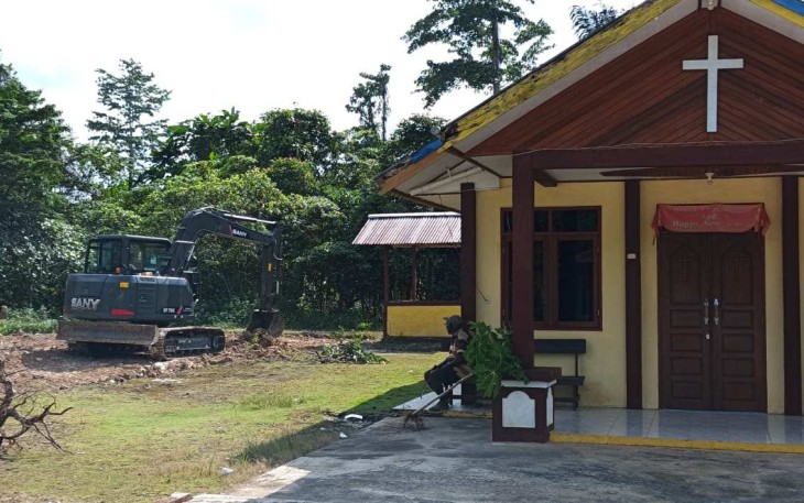 Penyiapan lahan rumah pastori di Kampung Sesor