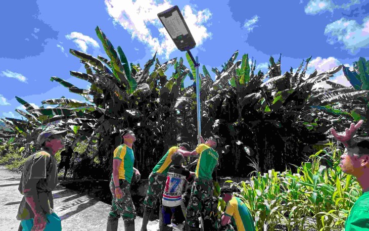 Lampu Panel Surya Yonarmed 12 Kostrad 
