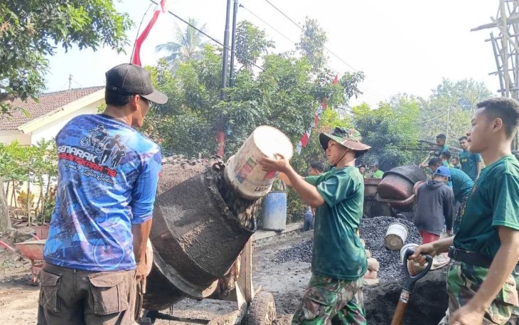 Angkut material menggunakan ember