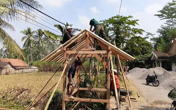 Bangun pos kamling bersama warga