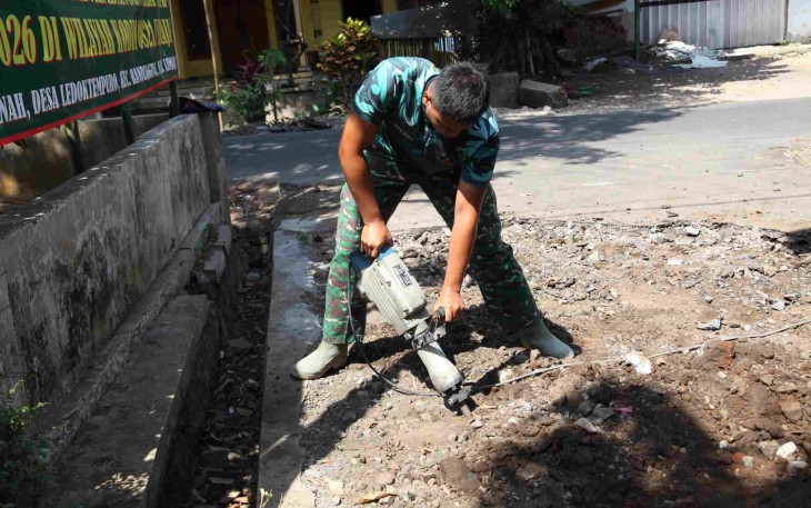 Pembongkaran struktur dengan mesin bor
