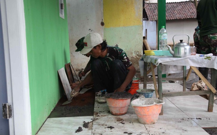Pemasangan keramik RTLH