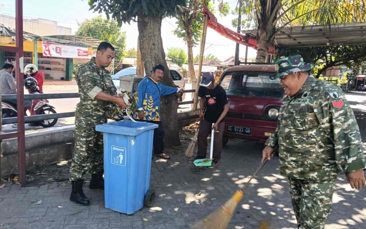 Bersihkan lingkungan lapak jualan warga