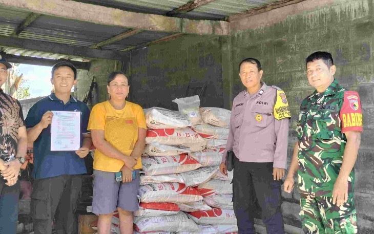 Penyaluran pupuk di wilayah desa binaan