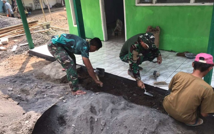 Pemasangan keramik RTLH