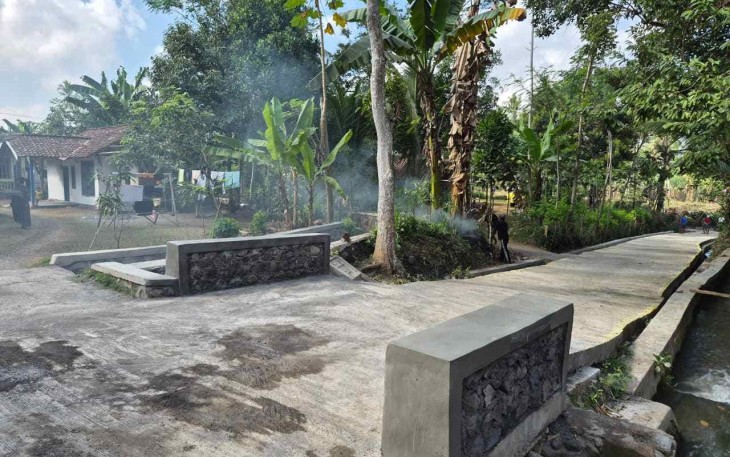 Bangku beton hasil karya TMMD ke-129