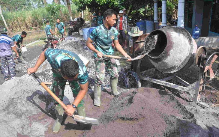 Masukkan material pengecoran ke mesin molen