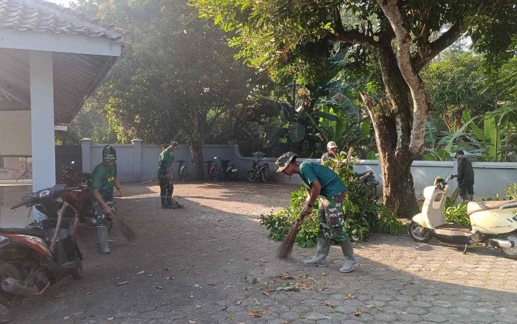 Pembersihan lingkungan kantor desa Ledok Tempuro