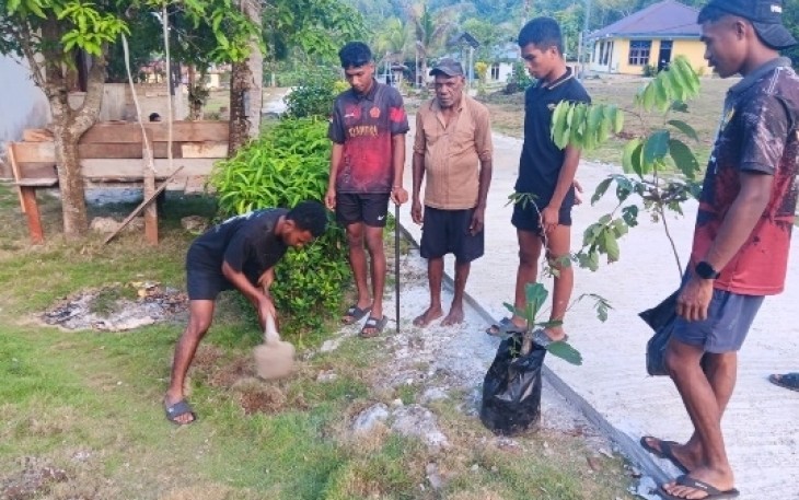 Tanam pohon hijaukan Kampung Sesor