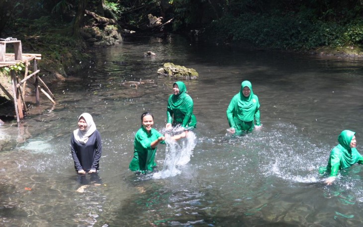 Menikmati keindahan air terjun Kampung Sesor