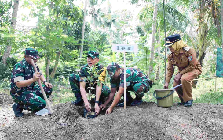 Ketua Tim Wasev TMMD ke-129, Ir Pusterad, Brigjen TNI Mukhlis saat tanam pohon durian