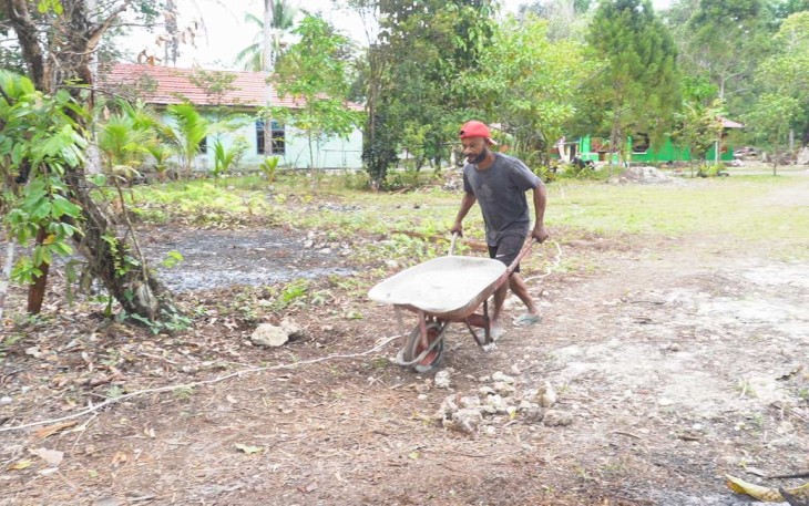 Pembersihan lingkungan Kampung Sesor