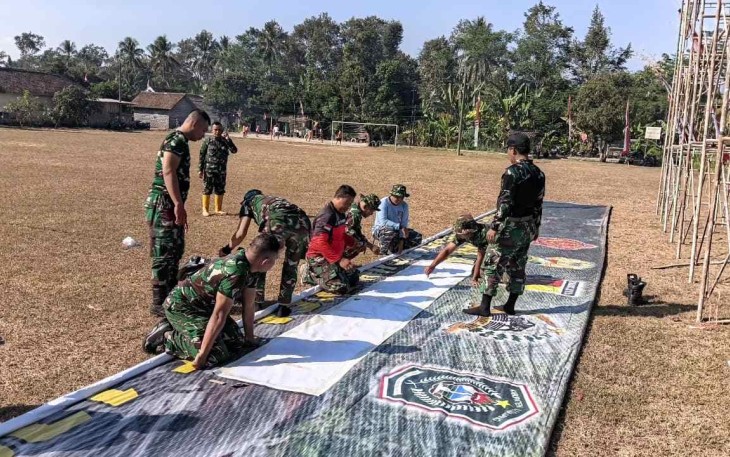 Pemasangan banner penutupan TMMD