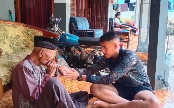 Prada Alifan Zulfanzah berpamitan dengan warga