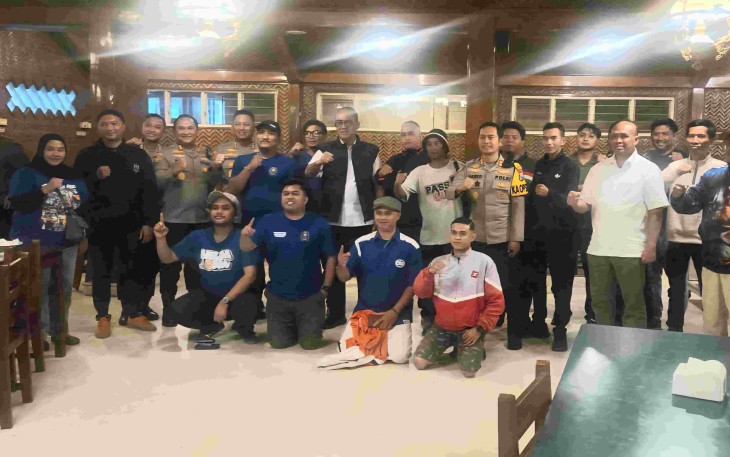 Polda Jatim foto bersama Bonek dan Aremania sepakati damai di Pasuruan, Rabu (12/8)