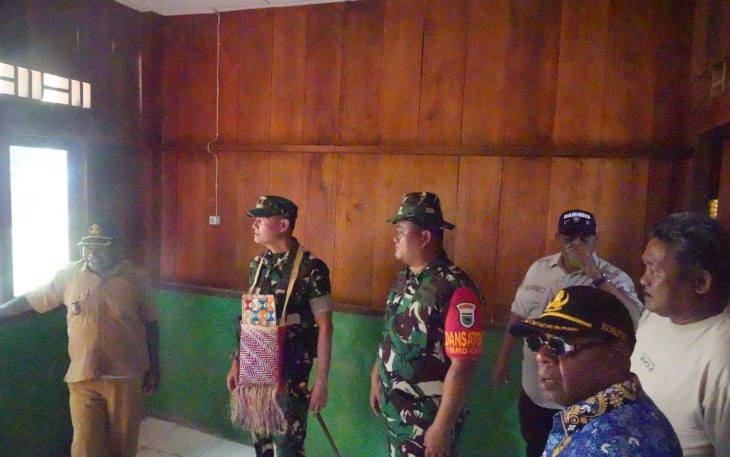 Danrem 181/PVT Brigjen TNI Slamet Riadi, S.I.P., meninjau rumah hasil dari program TMMD ke-129 Kodim 1807/Sorsel di Kampung Sesor, Kamis (13/8)