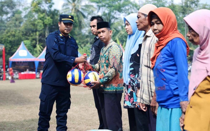 Penyerahan bantuan peralatan olahraga
