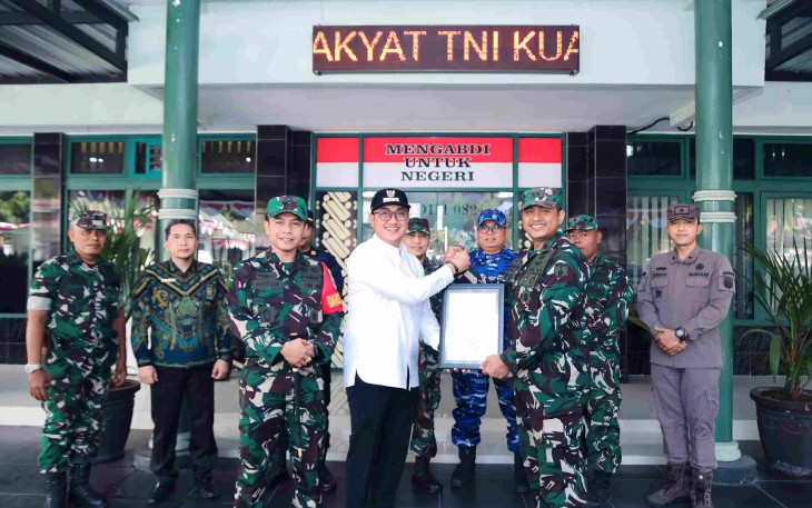 Bupati Lumajang menerima penghargaan