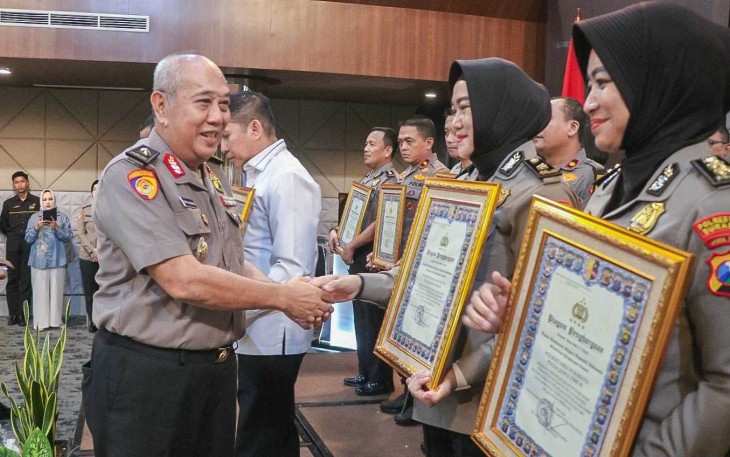 Kabagren Polresta Malang Kota Kompol Diana Pudjiastuti menerima penghargaan mewakili Kapolresta Malang Kota