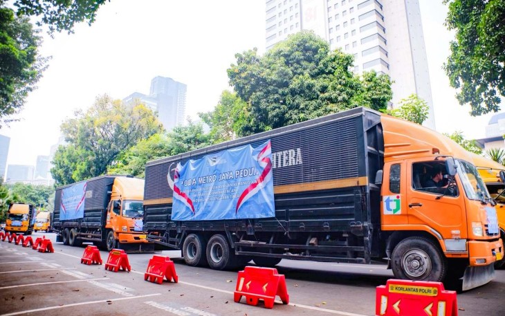 Pelepasan 12 truk bantuan kemanusiaan Polda Metro Jaya untuk masyarakat terdampak gempa Flores, Senin (17/8)