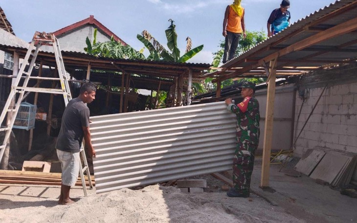 Pemasangan atap warga desa binaan