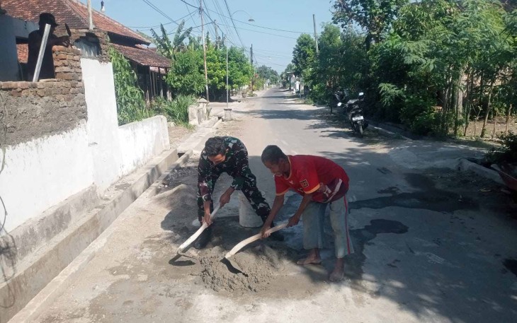 Bantu warga bangun talud jalan