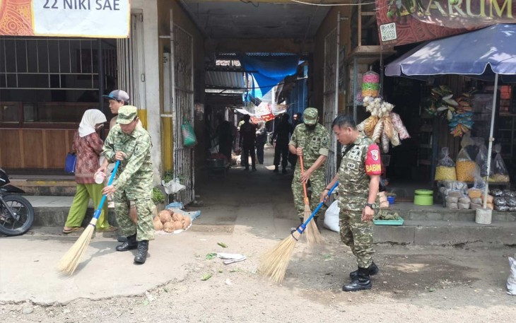Pembersihan sampah di Pasar Gondang