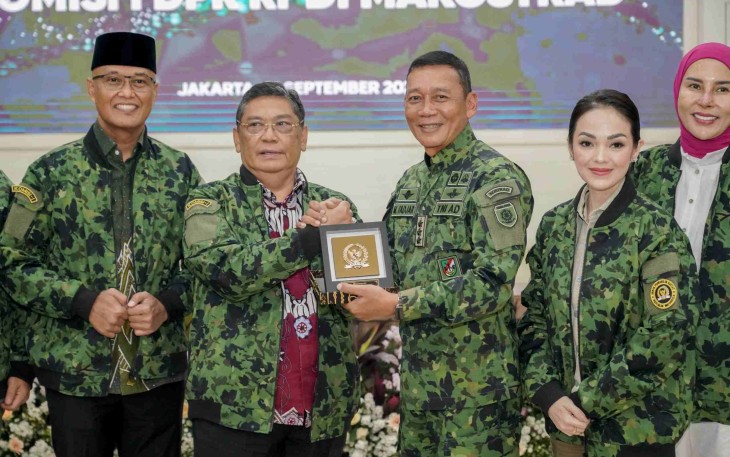 Pangkostrad Letjen TNI Mohammad Fadjar menerima cenderamata Komisi I DPR RI, Jakarta, Senin (21/9)