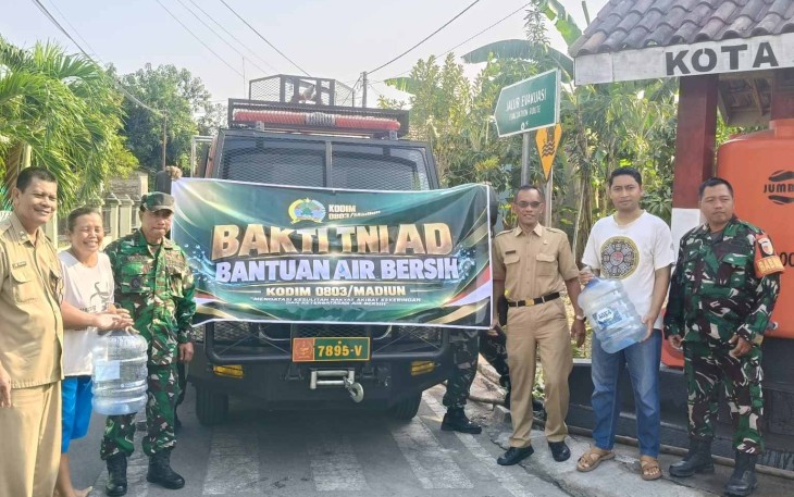 Bantuan air bersih Korem 081/DSJ