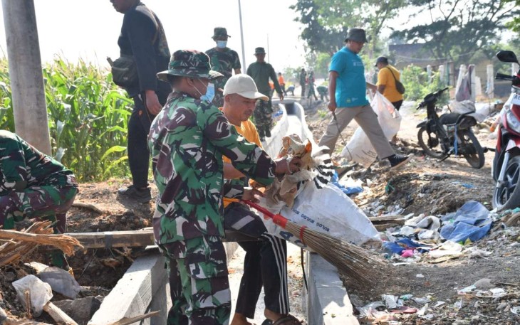Kerja bakti bersihkan lingkungan