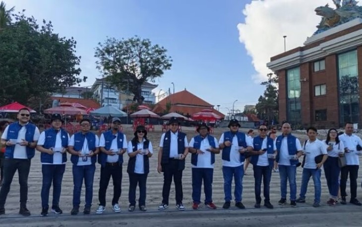 Direksi BRI Life dan Tim saat pelepasan tukik di Pantai Kuta Bali