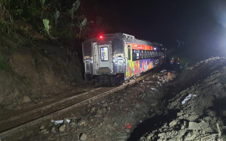 Evakuasi Selesai, Jalur Maswati – Sasaksaat Kembali Dapat Dilalui: KA Pertama Melintas Pukul 03.20 WIB