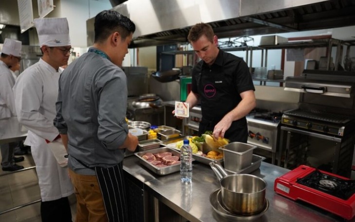 Hotel Management BINUS University Hadirkan Callum Hann