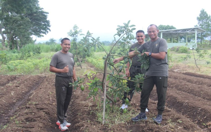 Danmenarmed 2 Kostrad Kolonel Arm Rohmadi (kanan) saat tanam pohon di Yonarmed 1 Kostrad, Malang, Jum'at (2/1)