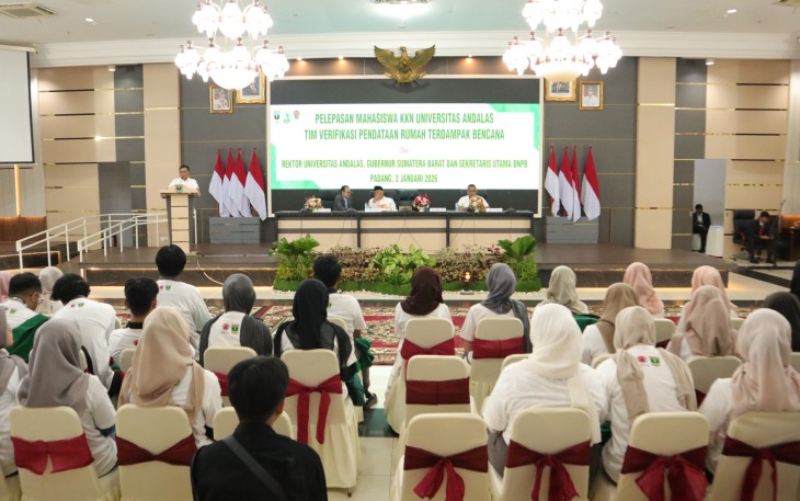 Sekretaris Utama BNPB memberikan arahan sekaligus melepas mahasiswa Universitas Andalas sebagai tim verifikasi pendataan rumah terdampak bencana di ruang auditorium Istana Gubernur Sumatera Barat, Jumat (2/1)