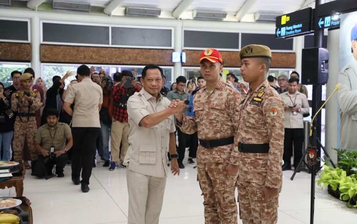 Menteri Dalam Negeri (Mendagri) Muhammad Tito Karnavian melepas keberangkatan ratusan praja Institut Pemerintahan Dalam Negeri (IPDN)